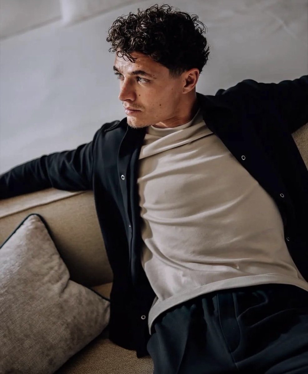 f1xlando's tweet photo. come take a seat princess @pctaIsforamour https://t.co/tzj2yLmfVr