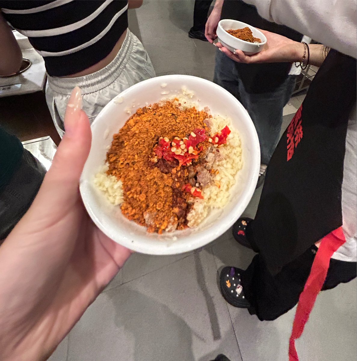 526569_'s tweet photo. 中国人と海底労火鍋に行け。
なぜならえぐい調合して美味しすぎる
ソースを作ってくれるから。 https://t.co/Zmc9pHUp43