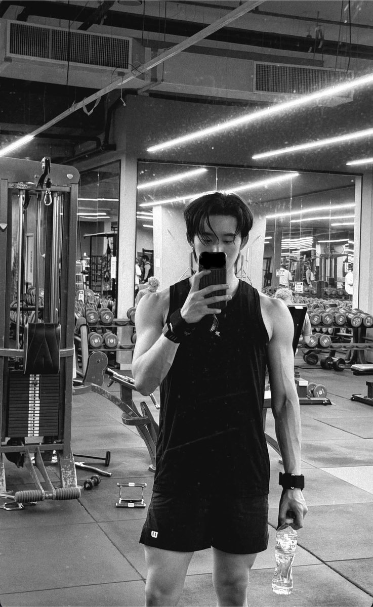 harxeuphoria's tweet photo. est went to the gym 😳🖤

꒰ #est_rvp ꒱ https://t.co/IHcqwJ7ASH