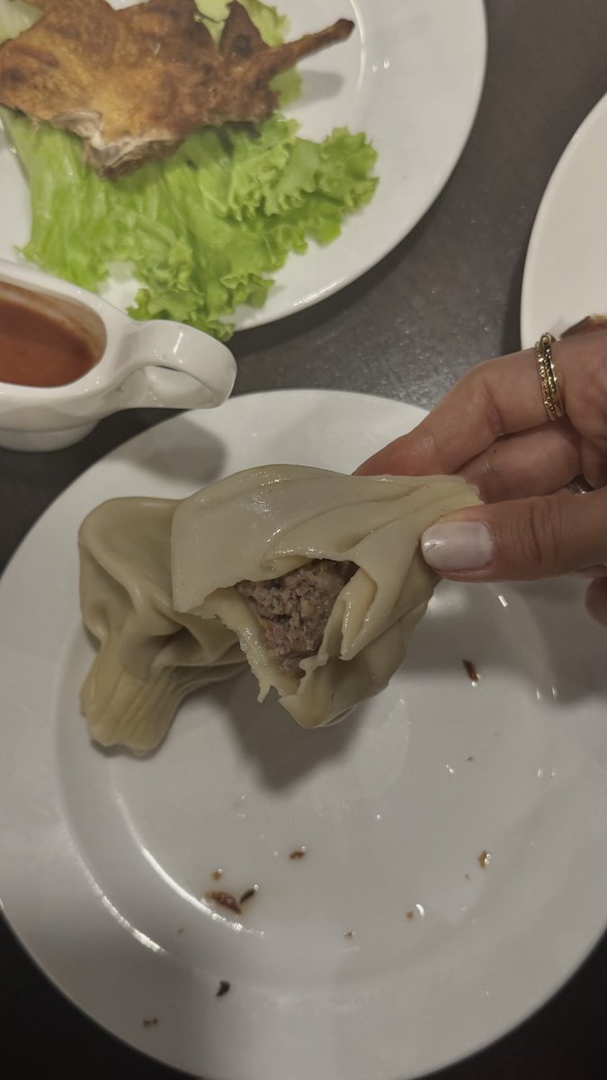 republicofhbk's tweet photo. khinkali. her çeşidini denedim en güzeli bu klasik olan. ama dana etlisi. son ısırıkta ne olduğunu anlayamadığım sevimsiz bi tat gelmesi hariç 8/10. mantı plus xl deriz https://t.co/sclcsAGkDX