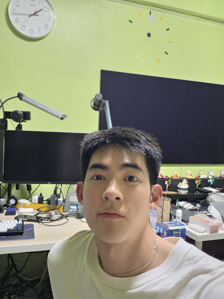 Greenkungz's tweet photo. ก็ยังเป็นแผลใจจนถึงทุกวันนี้ ตอนที่ได้ห้องแยกของตัวเองตอน ม.1 ก็อยากได้ห้องสีเขียวแบบอ่อนๆ

แต่ประเด็นคือ "ตอนที่ไปเลือกสีในสมุดสียุคก่อนตัวอย่างสีมันอยู่ในช่องสี่เหลี่ยมเล็กๆ ถี่กว่ารูปที่แนบให้เยอะมาก ซึ่งตอนเลือกก็รู้สึกว่าสีมันอ่อน ไม่ได้สด ไม่ได้ดข้มขนาดนี้ แต่พอเอามาทาทั้งห้องก็คือ เขียวจัดๆ สดเกินไป"

เพราะฉนั้นเวลาไปเลือกสีสมัยนี้ต้องลองดูดีๆ ว่าถ้าเต็มพื้นที่แล้วมันน่าจะออกมาหน้าตาประมาณไหน

ซึ่งตอนเด็กๆก็รู้สึกเฉยๆ แต่พอเริ่มโต จะทาสีใฟม่กผ้ไม่ทันแล้ว เพราะของเต็ม เฟอร์นิเจอร์ที่มาประกอบในห้องเต็มไปหมด ซึ่งทำให้การถ่ายรูปในห้องมันยากมาก สีเพี้ยนไปหมดติดเขียวสุดๆ ตอนนี้ได้แต่ทำใจ รอย้ายห้องใหม่อย่างเดียว