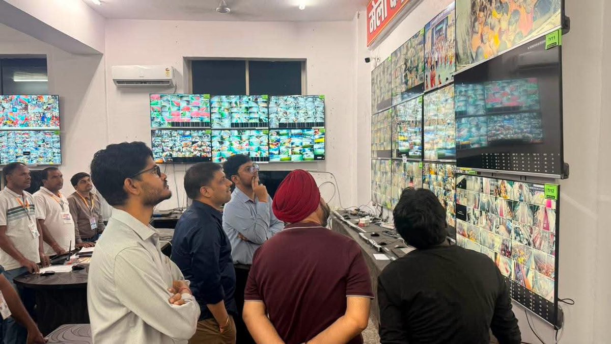 DCDeoghar's tweet photo. राजकीय श्रावणी मेला, 2026 के दूसरी सोमवारी को लेकर #IMCR का निरीक्षण कर प्रतिनियुक्त अधिकारियों को सजग रहकर कार्य करने का निर्देश दिया। साथ ही मेला क्षेत्र में की जा रही निगरानी और सुरक्षा के दृष्टिकोण से संबंधित एजेंसी को आवश्यक व उचित दिशा निर्देश दिया।
@JharkhandCMO https://t.co/Uqr1PWkVzg