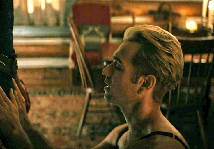 hmelanderseagle's tweet photo. in an alternate universe this scene actually happened and we got 5 minutes of selfcest https://t.co/yOsH3fi0Bm