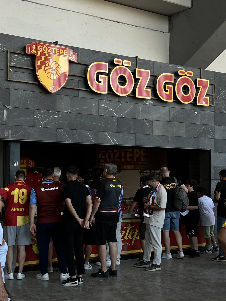 narudree's tweet photo. Trabzonspor taraftarı gözgöz store’den alışveriş yapıyor 💙♥️💛 https://t.co/goBvV2weHA