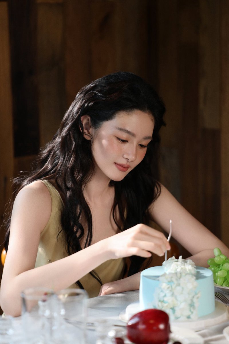 zhauqing's tweet photo. Some see the blossoms, some see the leaves fall, but i know the heart behind it all. Now my branches stretch wide to a broader sky. Happy birthday to me, and may i always unfold with grace and ease. 🎂 https://t.co/43NVmlRoOG