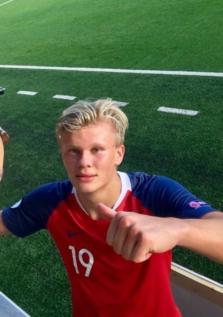 doublebelling's tweet photo. : Erl, pay attention
: i would if I had your number, coach
: that’s your excuse?
: it’s working, isn’t it?
: get back to training
: so that’s a no?
: score two goals first
: bet. two goals, two digits https://t.co/vN4gCC2JsU