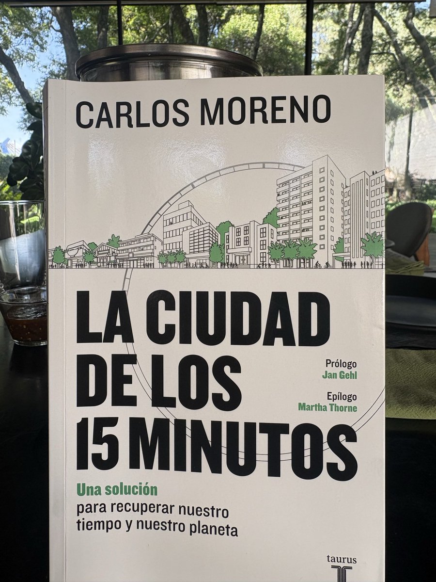 escajos's tweet photo. Ojalá que los suspirantes y suspirantas a la alcaldía de Puebla leyeran, aprendieran y reflexionaran sobre urbanismo. Necesitamos funcionarios preparados y con una visión potente de ciudad que sustituya el actual paradigma por uno que reduzca nuestra dependencia al coche, reorganice el espacio público y haga de Puebla una ciudad más habitable, bella y humana.