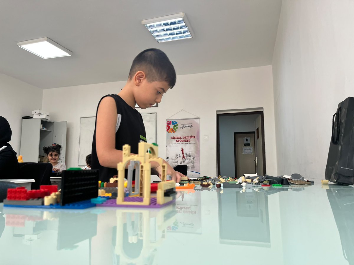 GSB_SurGM's tweet photo. ☀️ GSB YAZ KULÜBÜ’NDE YAZ DOLU DOLU GEÇİYOR! 🎨♟️
Çocuklarımız, GSB Yaz Kulübü kapsamında hem eğleniyor hem öğreniyor hem de yeteneklerini keşfediyor! 🌱
🎨
#GSBYazKulubü https://t.co/LfjT8Op3sG