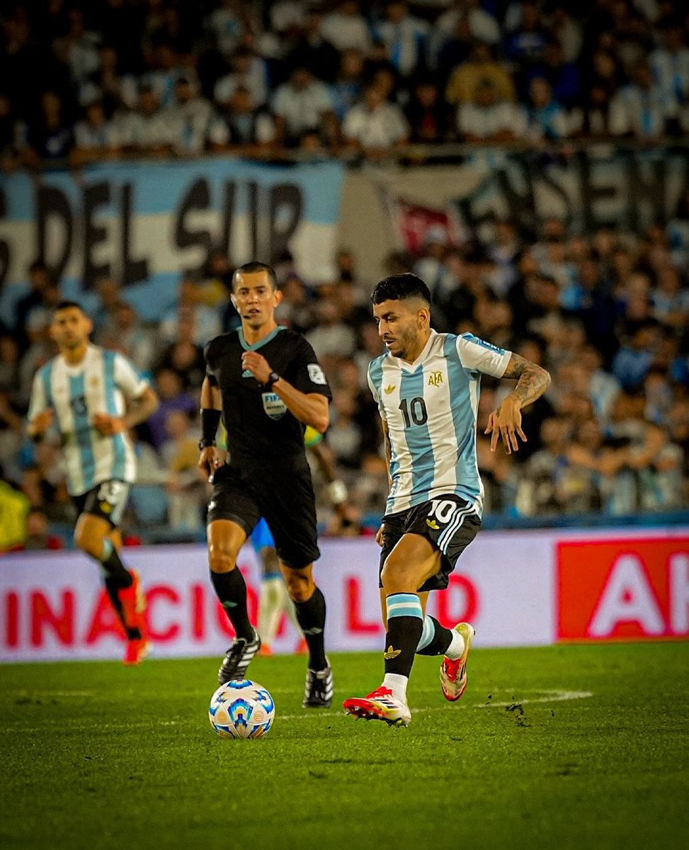 egrodriguez_'s tweet photo. Zarpado que River va a tener dos jugadores que usaron la 10 de la Selección Argentina en contemporáneo a Messi https://t.co/Tiw6HNzePi