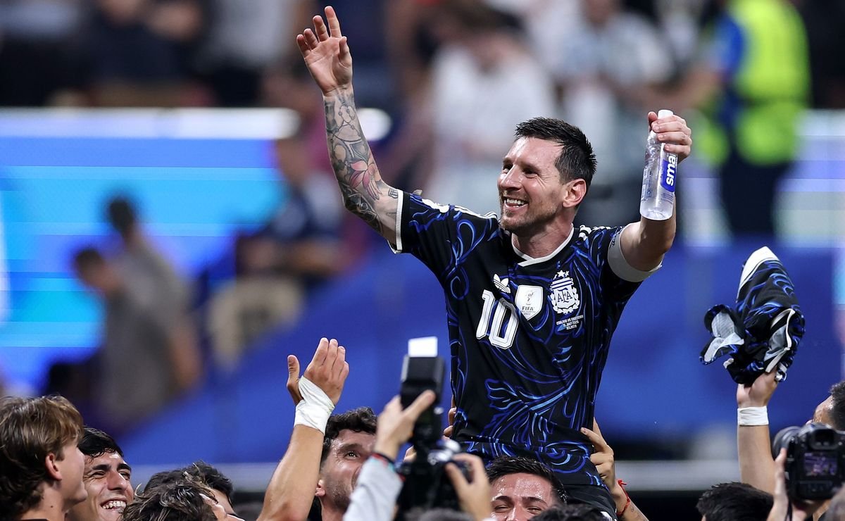 DieeMartinez's tweet photo. El tipo resignó los últimos días de vida de su padre para jugar un Mundial.
Lo hizo sin esperar reconocimiento. 

Aun así, gran parte de su propio país lo maltrató hasta el extremo, acusándolo de haber jugado a perder una final del mundo.
Hay cosas que son imperdonables. https://t.co/LE8vM7nOfg