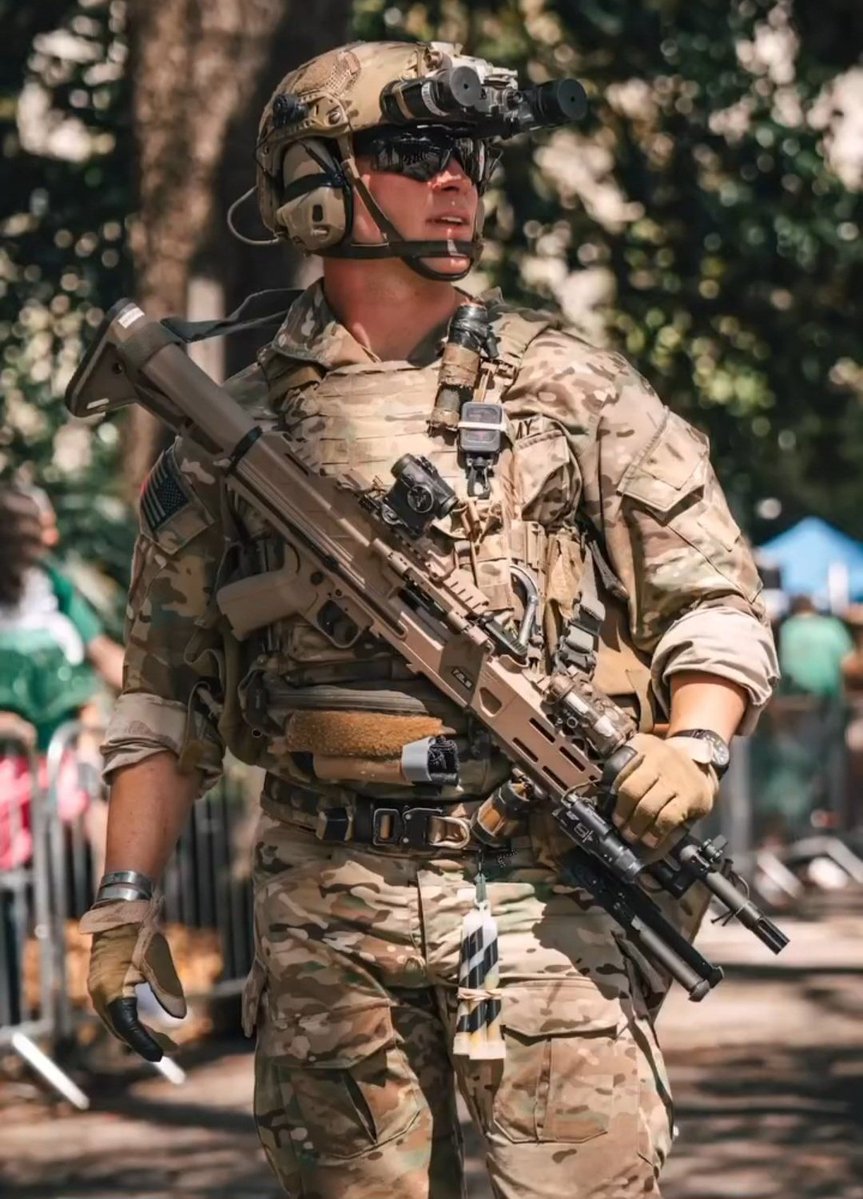 Skell_Chr's tweet photo. A soldier from 75th Ranger Regiment was spotted with Knight's Armament LAMG during a parade 🇺🇸 https://t.co/GE3ucCz9BX