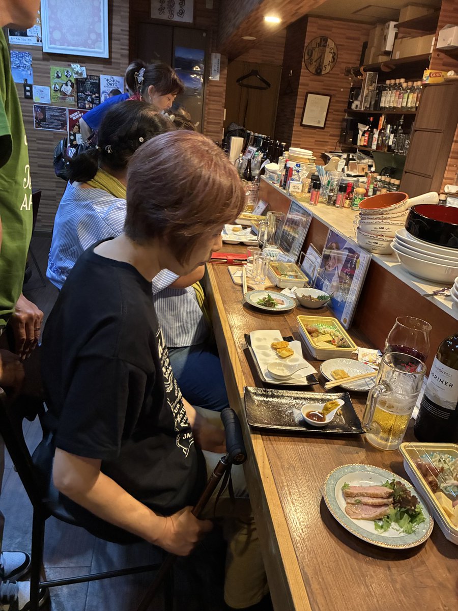 yama195's tweet photo. 朝から法楽寺さんのお盆のお迎えの行事に参列し、夜は都島区内代町1-4-3 おばんざいダイニングいちくんで、マジシャン妖さんのマジックを堪能してきました。明日はゆっくりして、明後日から盆休みを利用して小豆島行って来ます。 https://t.co/ZXzHcPTwER