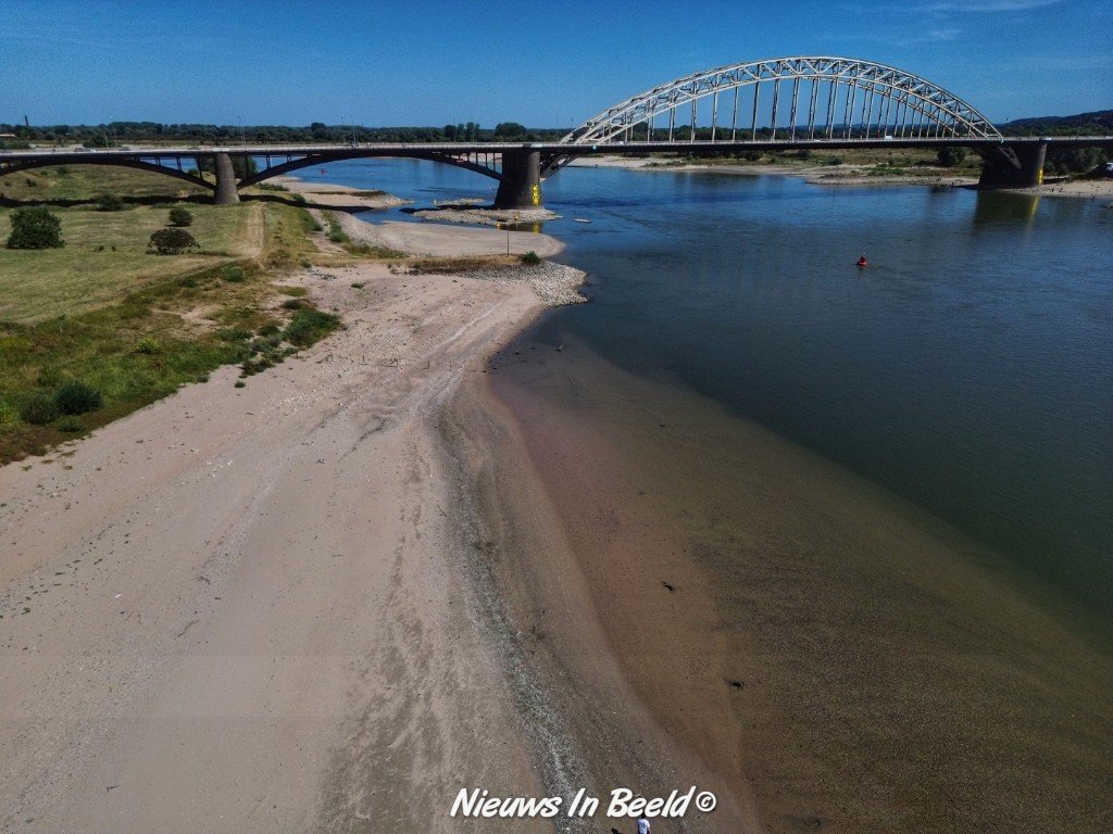 marcomoonnin's tweet photo. 🌊 Lage #waterstand in de Waal bij Nijmegen
#NIJMEGEN – De #Waal staat momenteel opvallend laag. Door de droogte is het #waterpeil flink gezakt, waardoor op verschillende plekken meer zand en #rivierbodem zichtbaar is. Een #bijzonder gezicht langs de rivier. 📸 https://t.co/O6Z02N9RHd