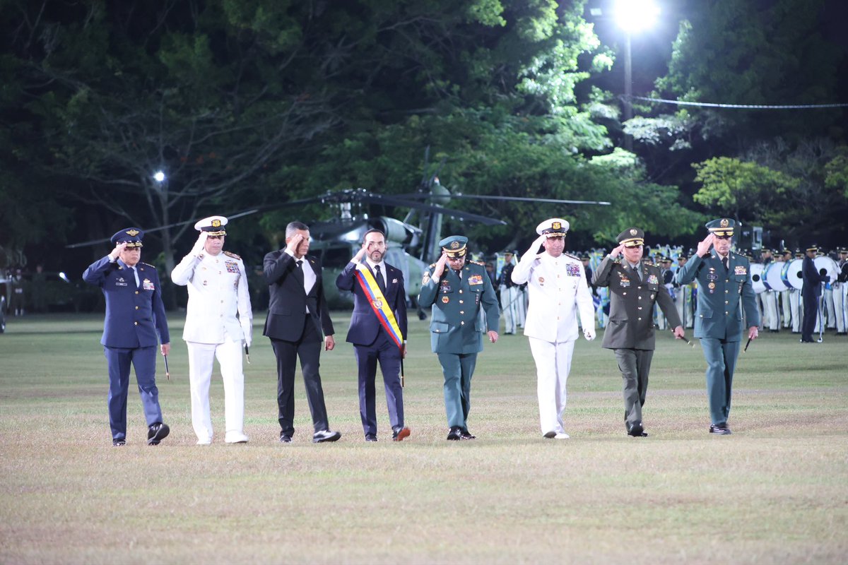 FuerzaAereaCol's tweet photo. La #FuerzaAeroespacial🇨🇴 junto a la Fuerza Pública, hizo presencia en la ceremonia de reconocimiento de mando presidencial, acompañando esta importante jornada con la participación de sus oficiales, suboficiales y cadetes.

La Banda de Guerra y la Banda Sinfónica engalanaron el acto con marcialidad, mientras las capacidades de seguridad desplegadas por aire y tierra reflejaron la articulación y el compromiso de nuestros hombres y mujeres con la protección y tranquilidad de todos los colombianos.

▶️ https://t.co/4U9RQQjIdV 

#EMAVI
#CACOM7
#AdAstra🚀