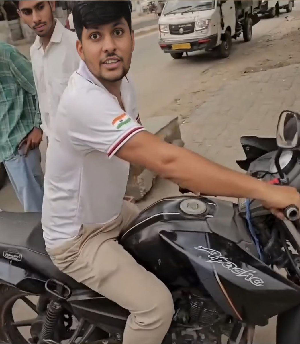MandeepRajBhar9's tweet photo. राजस्थान में एक चौराहे पर पुलिस चालान कर रही थी। एक आदमी अपनी पत्नी को लेकर दवा लेने जा रहा था, उसे रोककर चालान काट दिया गया।

इतने में एक पुलिसकर्मी खुद बिना हेलमेट के जा रहा था। ओर उस bike का नंबर प्लेट भी नहीं था। आदमी ने पूछा – आपका हेलमेट कहाँ है.?

पुलिस वाले ने सफाई दी – मैं थाने जा रहा हूँ, बाइक छोड़ने के लिए। फिर वहां पर मौजूद पुलिसकर्मी इग्नोर करके उसे वहां से भगा देते है। बाकी सबका चालान करते हैं।

नियम सबके लिए हैं… या सिर्फ आम आदमी के लिए.?