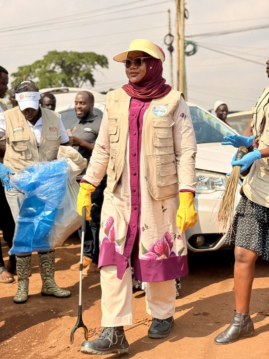 Buzeki_Sharifah's tweet photo. Today, together with city leaders @NubianBukenAli Mayor Nakawa, @NalukwagoJudith Executive Secretary for Health,  residents, and partners, we took the Weyonje Community Clean-Up to @OfficialMubs "Small Gate" in Nakawa Division. Side by side, we cleaned our surroundings, promoted proper waste management, and strengthened community awareness.  

A clean Kampala begins with each one of us, and I was deeply humbled by the overwhelming gesture of celebrating a personal milestone in life during this effort.  

Thank you, team! Let’s keep moving forward in our quest to make Kampala a truly livable city.