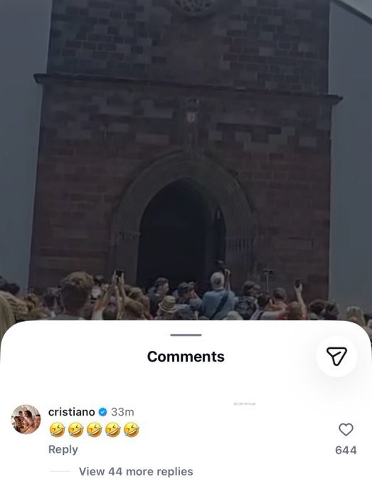 ArobaseGiovanny's tweet photo. Cristiano Ronaldo devait se marier aujourd'hui selon la presse.

La réaction de Cristiano Ronaldo à un post sur des journalistes qui attendraient pour faire des photos :

« 🤣🤣🤣🤣🤣 » https://t.co/s42kw9mcMS