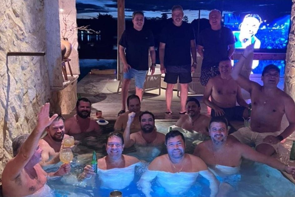 lazarorosa25's tweet photo. 🚨 RAPAZ! Durante a operação que investiga roubos contra aposentados do INSS, a PF encontrou uma foto do advogado Willer Tomaz, amigão de Flávio Bolsonaro, curtindo uma PISCINA com Weverton Rocha, Alexandre Ramagem, Arthur Lira, Juscelino Filho, Elmar Nascimento e Paulo Azi. https://t.co/B21lheMNXT
