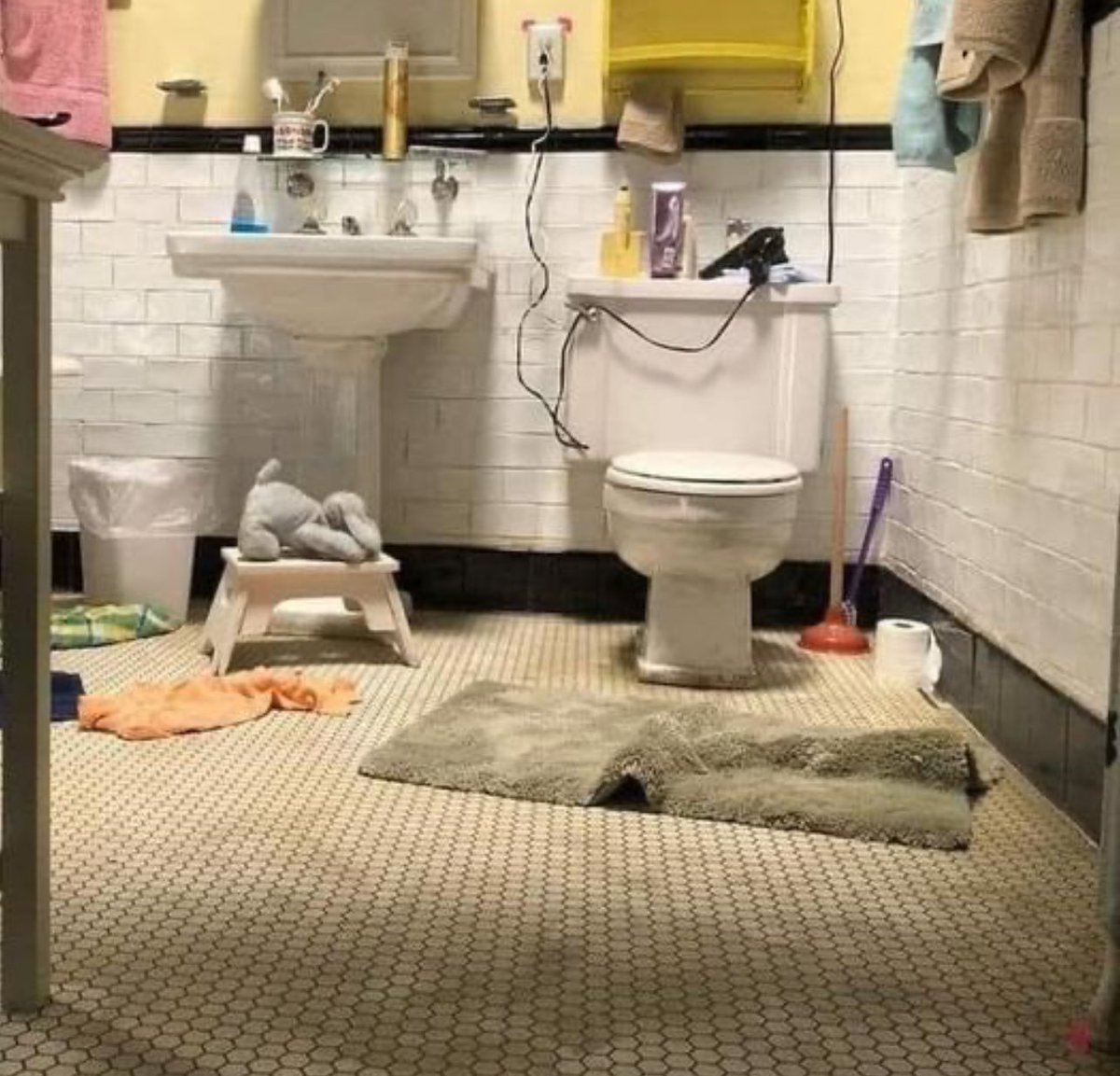 Nexiraluv's tweet photo. If you know where this bathroom is from you a real one 🥂 https://t.co/jD0QruFsYQ