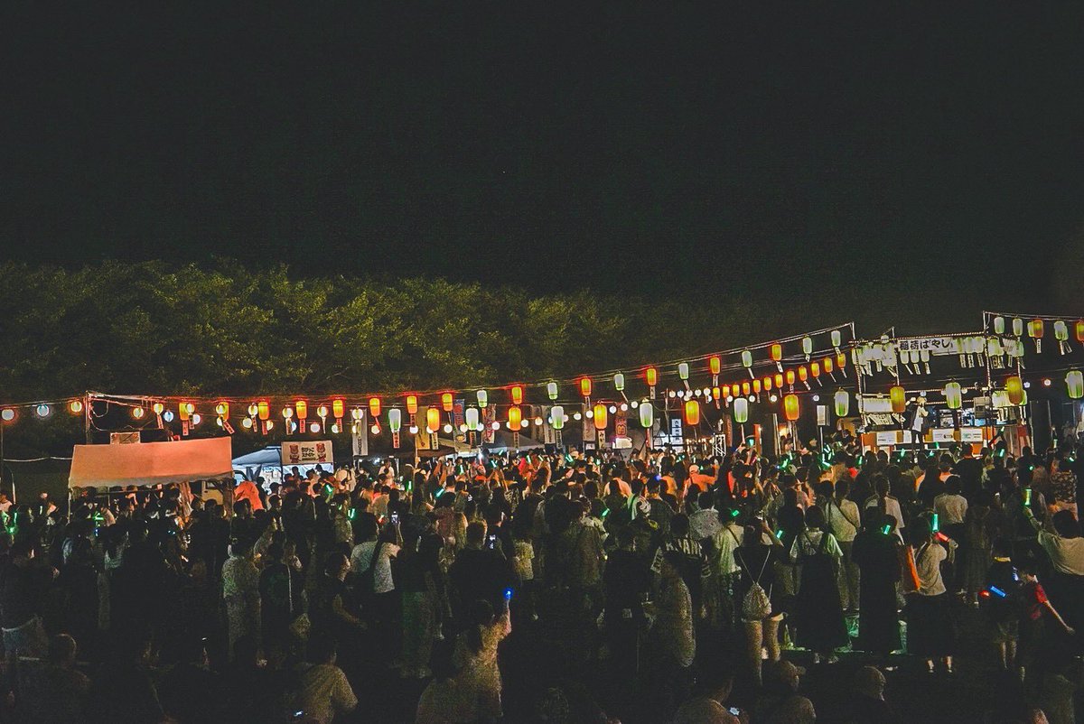 yutoadachi's tweet photo. 笠間納涼盆踊り花火大会2026
エンタメ祭り。
初の2days。初日。
二日間での開催になり、正直めちゃくちゃ不安だったけど、本当に沢山の方々が来てくれました。
胸がいっぱいになりました。
信じてよかった。
改めて揺るぎない愛や沢山の人の想いがこのお祭りをつくってくれてるんだなぁと実感しました。
本当に心から嬉しかったです。
この祭りを開催するたびに、人が出会ったり、繋がったり、普段気付かなかった大切なものに触れるきっかけになってくれたら。
人生の何かのきっかけに、忘れられない思い出がこの祭りでできてくれてたら幸せです。
茨城や沢山の想いを背負って走ってると歌ってると思うことがある。
いや、思わせてくれる。
この街には夢がある、あの街にも夢がある。だからこれからも音楽で街を盛り上げていけたら。繋いでいけたら。
汗をかいてる意味がある。
僕の原点、笠間。
本当にいつも僕に夢のような景色を見せてくれてありがとう。
仲間も、街の人も、スタッフも、みんなありがとう。
次は明後日にいよいよ笠間納涼盆踊り花火大会納涼祭です。
笠間稲荷ばやしと五倫会の神輿が来るぞ。
花火も楽しみだ。
最高のフィナーレを飾りましょう。
明日は都内でそらジローフェスに出てくるよ。そしたらまた茨城帰ってくるね。
今日も一日お疲れ様でした！