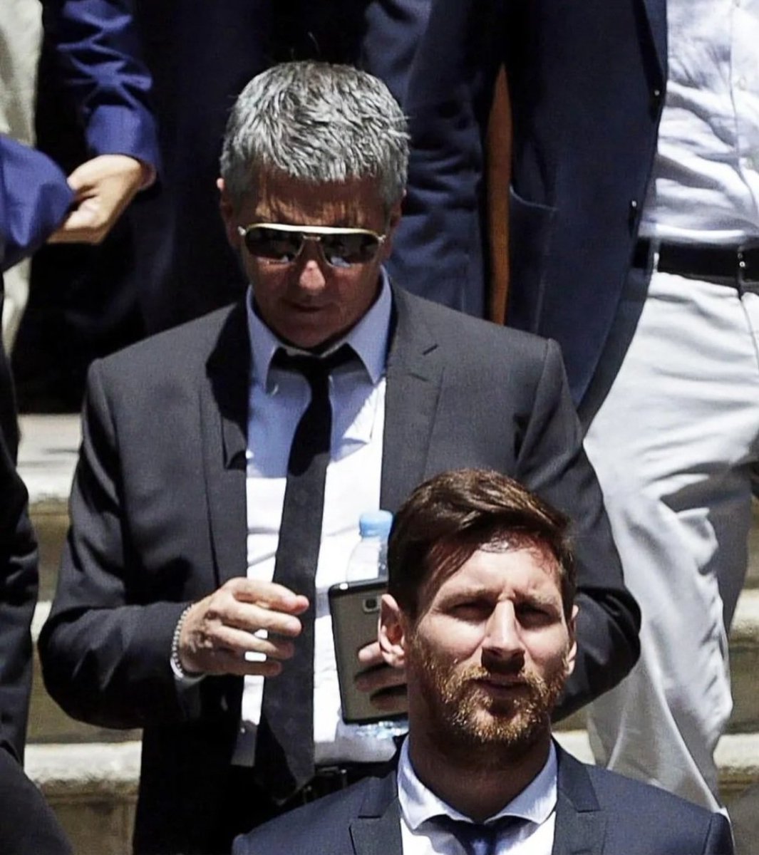 Frantzduval's tweet photo. Toutes mes condoléances à Messi et à sa famille. 
Gratitude éternelle à cette famille qui a découvert dès le plus jeune âge le génie absolu du football. 
Merci à Jorge pour Messi qu'il a donné au monde du football. https://t.co/tV3Ckdj71j