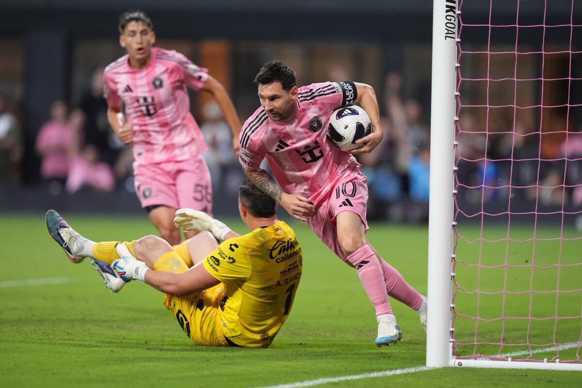 SomosRayados's tweet photo. Rumores señalan que Lionel Messi viaja de inmediato a Argentina por la situación que está viviendo; y obvio lo de a continuación es lo de menos y es lógico, pero estaría totalmente descartado para disputar el partido el día de hoy ante Monterrey en la Leagues Cup 2026. FUERZA LEO.
