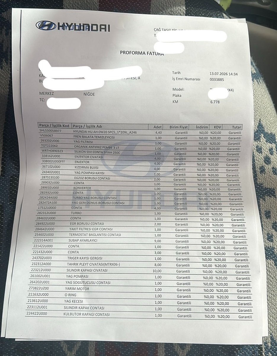 bahtiyarfilm's tweet photo. İlk bakımı görmeden ambeleye kalkan bir Tucson daha:

“Hyundai Tucson aracım ambeleye kalktı ve beni 2 şekilde mağdur ettiler.

1. 6700 km’deki dizel aracım daha ilk bakımına girmeden ambeleye kalktı. Hiçbir uyarı vb. ikaz da almadım üstelik. Garantiden yarım motor değişti. Ruhsat da değişti. Daha poşet, etiket vb. sökülmüş değil.

2. Ailecek korktuk ve soğuduk. Satmak değiştirmek istiyoruz. Kendi bayileri bile bu sebeple komik tekliflerde bulunuyor. Bu piyasa koşullarında 2600 civarında satabileceğim aracıma bu revizyon sebebiyle 2200-2300 gibi fiyatlar teklif edildi takasta. Başka bir marka, bayimden içeri bile sokmam dedi.

Olay uzun yolda başımıza geldi. Tırların ve tankerlerin olduğu bir yer. Araç çok hızlandı ve devir saati 5800 gördü. Arabayı yolun sağ kısmına zar zor çekip eşimi ve çocukları aşağı indirdim. Aracımım benden kaynaklanmayan özürünü her söylememde araca veremli muamelesi yapıldı.

Hyundai genel merkez ile tekrar görüştüm. Araç değer düşümü mağduriyetimi anlatıp, beni üst düzey birisi ile görüştürün derdimi anlatayım dedim. Öyle bir departmanları yokmuş. Bayilerden takas için fiyat almam gerekiyormuş. Tek kelime ile bayilerinin insafına terk edilmiş haldeyim. Başka türlü elimden çıkartabilirsem Hyundai ile bir daha işim olmaz gibi duruyor.”