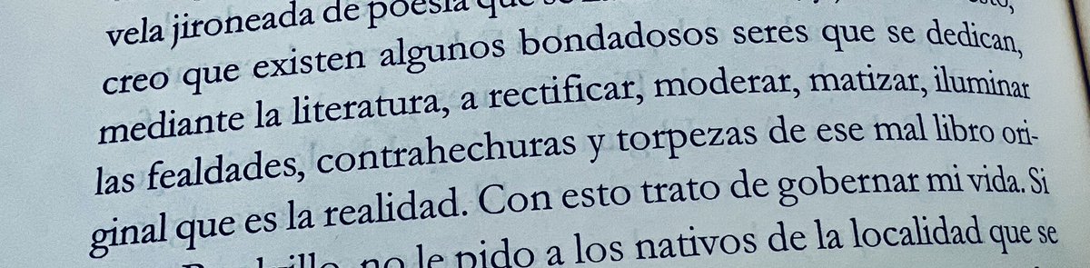 Horacio_Staines's tweet photo. Para amar más la literatura me topo esta belleza:

‘Creo que existen algunos bondadosos seres que se dedican mediante la literatura, a rectificar, moderar, matizar, iluminar las fealdades, contrahechuras y torpezas de ese mal libro original que es la realidad’

Wow… 😊
H https://t.co/g2yhLTHGCO