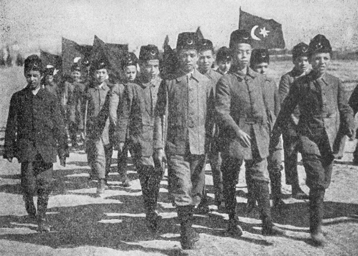 MesveretX's tweet photo. Osmanlı’da izciliğin (keşşaflık) kurumsallaşması, II. Meşrutiyet sonrasında modern eğitim anlayışının bir parçası olarak başladı. Ahmet Robenson, Edhem Nejat ve Selim Sırrı gibi eğitimcilerin öncülüğünde, Galatasaray Sultanisi ve Darüşşafaka gibi okullarda İngiliz “Boy Scout” modelinden uyarlanarak gençlerin bedensel, ahlaki ve zihinsel gelişimi hedeflendi.

Ancak Balkan Savaşları sonrasında izcilik giderek askerî bir karakter kazandı. Enver Paşa’nın himayesinde 1916’da kurulan Osmanlı Genç Dernekleri ile keşşaflık devletin askerî aygıtıyla bütünleştirilerek gençlere disiplin, itaat ve vatanseverlik aşılayan; savaş koşullarında toplumsal seferberliğe hizmet eden paramiliter bir yapıya dönüştü.