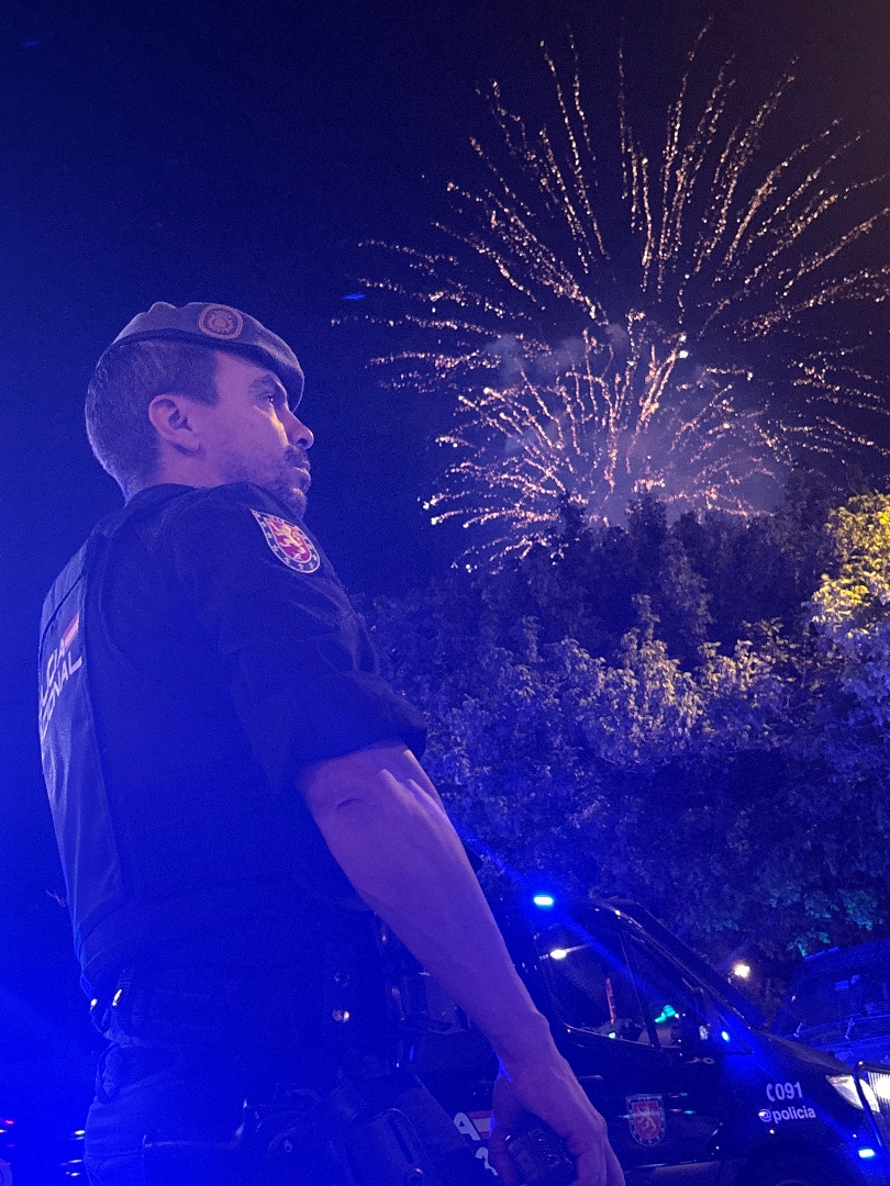 interiorgob's tweet photo. 🎆 Las fiestas están para disfrutar… y la seguridad también forma parte de la celebración.

👮 Sigue las indicaciones de @policia 
🎒 Vigila tus pertenencias 
🚗 Si conduces, no consumas alcohol ni drogas
🤝 Respeta a los demás

📞 En caso de emergencia: 091 https://t.co/FY4QZd0naI