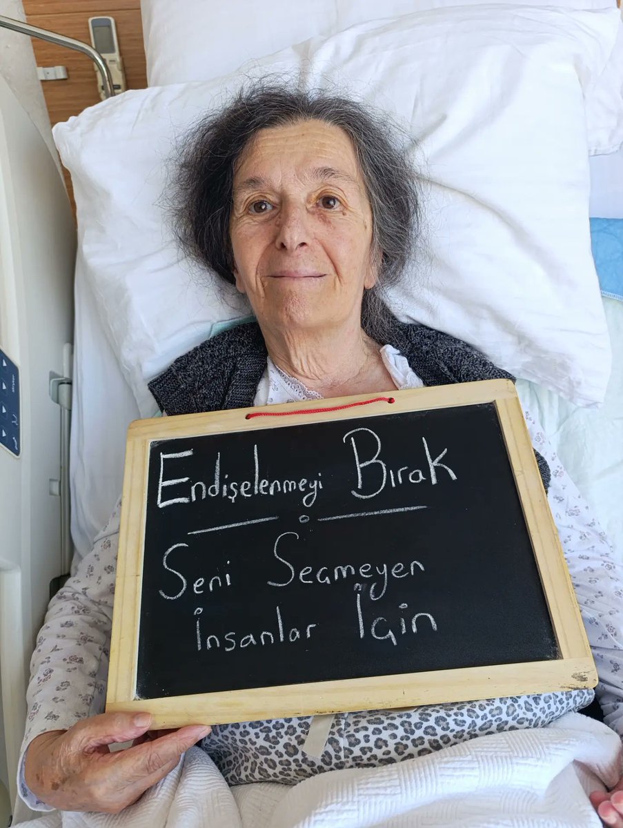 bosunatiklama's tweet photo. Hastanede yatan hastaların 'Endişelenmeyi Bırak' mesajları: 

• Seni seçmeyen insanlar için
• Yavaş ilerlediğin için
• Çok para için
• Gelecekte ne olacağı belli değil https://t.co/dDRpLiqcj8