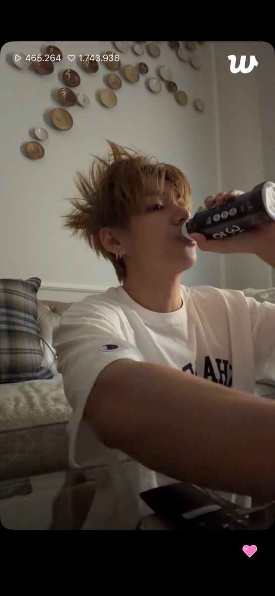 WtrmlnSUGAhigh's tweet photo. bareface taehyung dengan rambut nya yang berantakan 🙂‍↔️ https://t.co/1kULbfEJfY