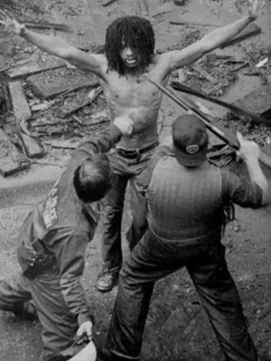 Kalonjichanga's tweet photo. On this day, the MOVE Organization confrontation took place.

Philly police opened fire with automatic weapons, and a sustained gunfight ensued for several hours. During the conflict, a cop was killed. MOVE members claimed the police killed him, while the police accused MOVE. https://t.co/qT0gYYinfw