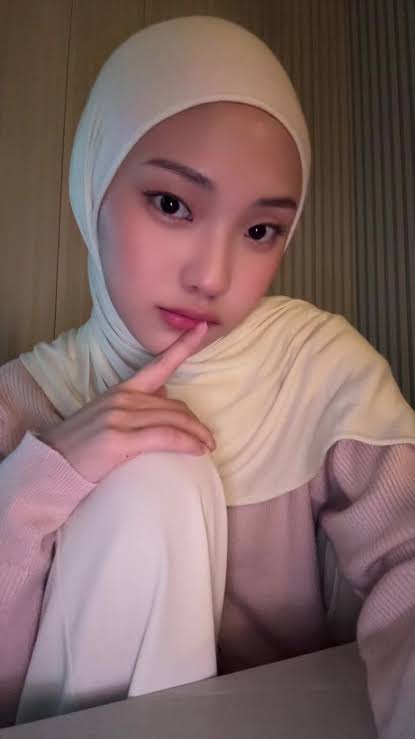 IndonesiaFedera's tweet photo. STANDAR KECANTIKAN WANITA
DI BERBAGAI NEGARA :

1. Jepang : Gigi ginsul
2. Korea : Bentuk Wajah V
3. China : Mata Besar
4. Australia : Kulit Cokelat
5. Irlandia : Kulit Putih
6. Iran : Hidung Kecil
7. Thailand : Kurus
8. Kuwait : Gemuk
9. Arab Saudi : Mata Indah
10. Brasil : Rambut Pirang
11. India : Rambut Panjang
12. Amerika : Bibir Tebal
13. Belanda : Tubuh Tinggi
14. Malaysia : Glowing
15. Indonesia : Kurus, Langsing, Putih, Bening,
Glowing, Rambut Panjang, Gemoy, Ramah, Imut,
Lucu, Manis, Manja, Pinter Jaga Anak, Pinter
Masak, Jago Nawar, Punya Kontrakan, Kuat Angkat
Galon, Bisa Pasang Gas, Ganti Bohlam, Betulin
Genteng Bocor, Berani Lawan Debt Kolektor,
Kesetrum Gak Mati.