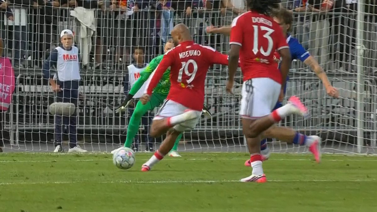 ChinoUTD's tweet photo. 🚨 Rio Ferdinand on Bryan Mbeumo’s goal against PSG:

“I’m sorry, but this guy is a goal magnet. Bryan doesn’t need to dribble past 3 players or do something spectacular to become a threatt. Somehow he just keeps finding himself where goals happen.

Before United, I asked Thomas (Frank) something about Bryan. He told me,.
‘Bryan’s biggest strength is his offensive awareness. He knows where the danger is going to be. Sometimes he only needs to arrive in the right place once.’

I remembered that against PSG. Safonov had been stopping everything Bryan threw at him.
Then Amad gets the ball, Bryan finds that little pocket, one touch, finish. Goal.

That’s what Thomas meant. You can keep Mbeumo quiet. The problem is you have to do it for 90 mins.”