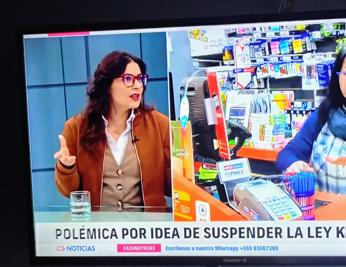 yiyovc's tweet photo. Romina Ursua. Es idea mía o me recuerda a Camila Vallejos https://t.co/38q13nl8Ue