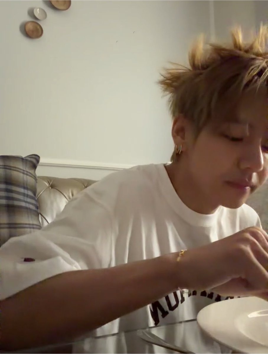 storyofpjm's tweet photo. his hair i’m crying https://t.co/fG5gVwrOaQ