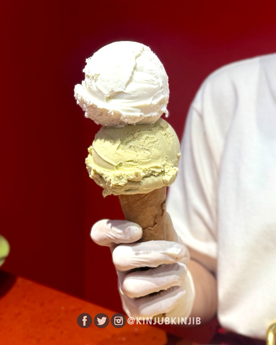 kinjubkinjib's tweet photo. 🍦ในวันที่ร่างกายเรียกร้องของหวาน…ก็ต้องเจลาโต้เท่านั้นนน! วันนี้แวะมาลอง Premium Macadamia ของร้าน Blendies ที่ CentralwOrld 

🌟เราเลือก Pistachio + Macadamia หอม มัน นัวกำลังดี ไม่หวานเลี่ยน ที่ชอบมากคือ โคนวาฟเฟิลทำสด อบกันร้อนๆ กรอบหอมเนยสุดๆ แถมคลุกแมคคาเดเมียมาแบบจุกๆ 

😍พอกินพร้อมเจลาโต้เนื้อหนึบสไตล์ฝรั่งเศส + ถั่วสไตล์เลบานอน คือเข้ากันมากกก ละมุน หอมมัน เคี้ยวเพลินจนหมดแบบไม่รู้ตัว

📣ใครมาเซ็นเวิลด์แล้วอยากหาเจลาโต้อร่อยๆ แวะมาลองร้านนี้ได้นะ 
@aroii #เจลาโต้