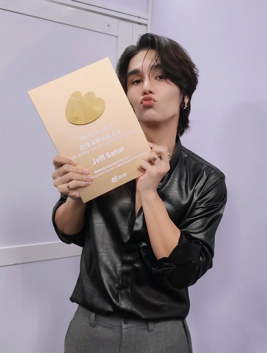 studio_onsaturn's tweet photo. Congratulations to Jeff Satur on receiving the “Thailand All-Round Creative Powerhouse Artist” award at the WEIBO Gala 2026.

#WEIBOGALA2026xJeffSatur
#WEIBOGALA2026
#JeffSatur https://t.co/pHexCjj7db