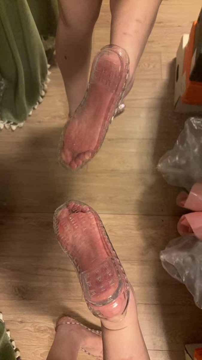 roka_ntr's tweet photo. 透明鞋给老婆安排上了，可是现在只能看着老婆发的照片顶锁🥹
#足控 #绿帽 #贞操锁 https://t.co/cs03pUqnAQ