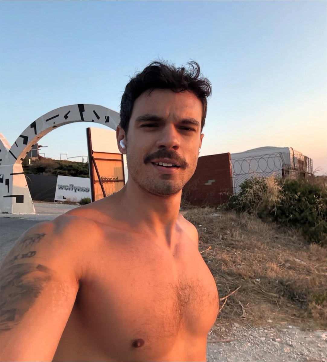 gossipmagazinn's tweet photo. Influencer olmanın zorluklarından bahseden Tuna Gezgin, 3 aydır tatil yapıyor. https://t.co/tUd914R3qs