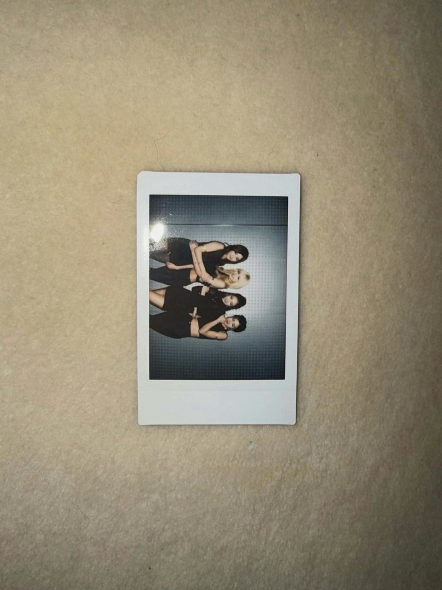 monke1029y's tweet photo. 我是一个恋旧的人，当看到jennie 拿出 10 年前珍藏的照片和手写信，那个瞬间明白了为什么组合里四个人我会被她吸引，因为我们的一些特质是相通的，感情不需要作秀，应该是有感而发，怀着真诚的心，欧尼在好好保存自己珍视的记忆，在出道 10 周年这天分享给珍视的粉丝，这个 sense 精真的会狠狠拿捏我 https://t.co/UdDiu4ubwb