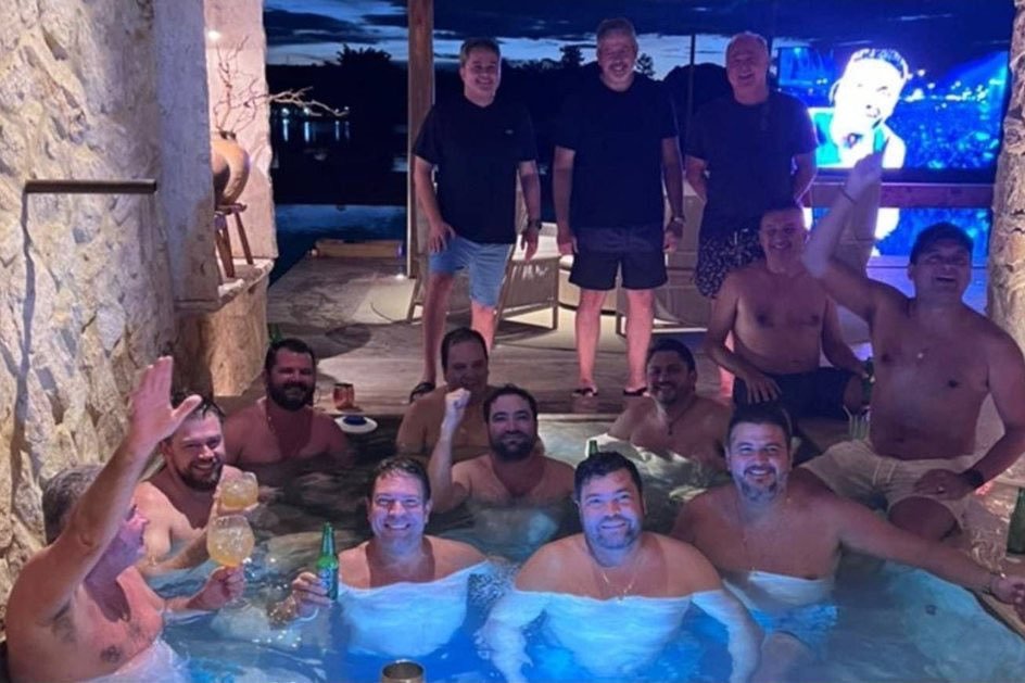 mariarita4141's tweet photo. A  operação da Polícia Federal que investiga roubos contra aposentados do INSS, encontrou uma foto do advogado Willer Tomaz, amigão de Flávio Bolsonaro, curtindo uma PISCINA com Weverton Rocha, Alexandre Ramagem, Arthur Lira, Juscelino Filho, Elmar Nascimento e Paulo Azi. https://t.co/v5f2eX5wTH