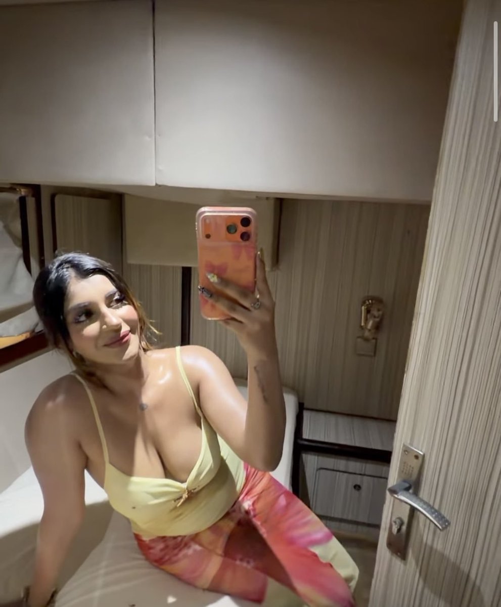 snn3814's tweet photo. Uff #Yasahikanand enna mola d unaku ahh🥭🥭..semma shape la Iruku...vaai vachu sappi nipple kadichu ilukkanum🤤..molaya kasakite liplock panni mood yethi Rasichu Rusichu okkanum🥵🍑 #Yashikaanandhot #Yashikahot https://t.co/8LSvWv7ZLG