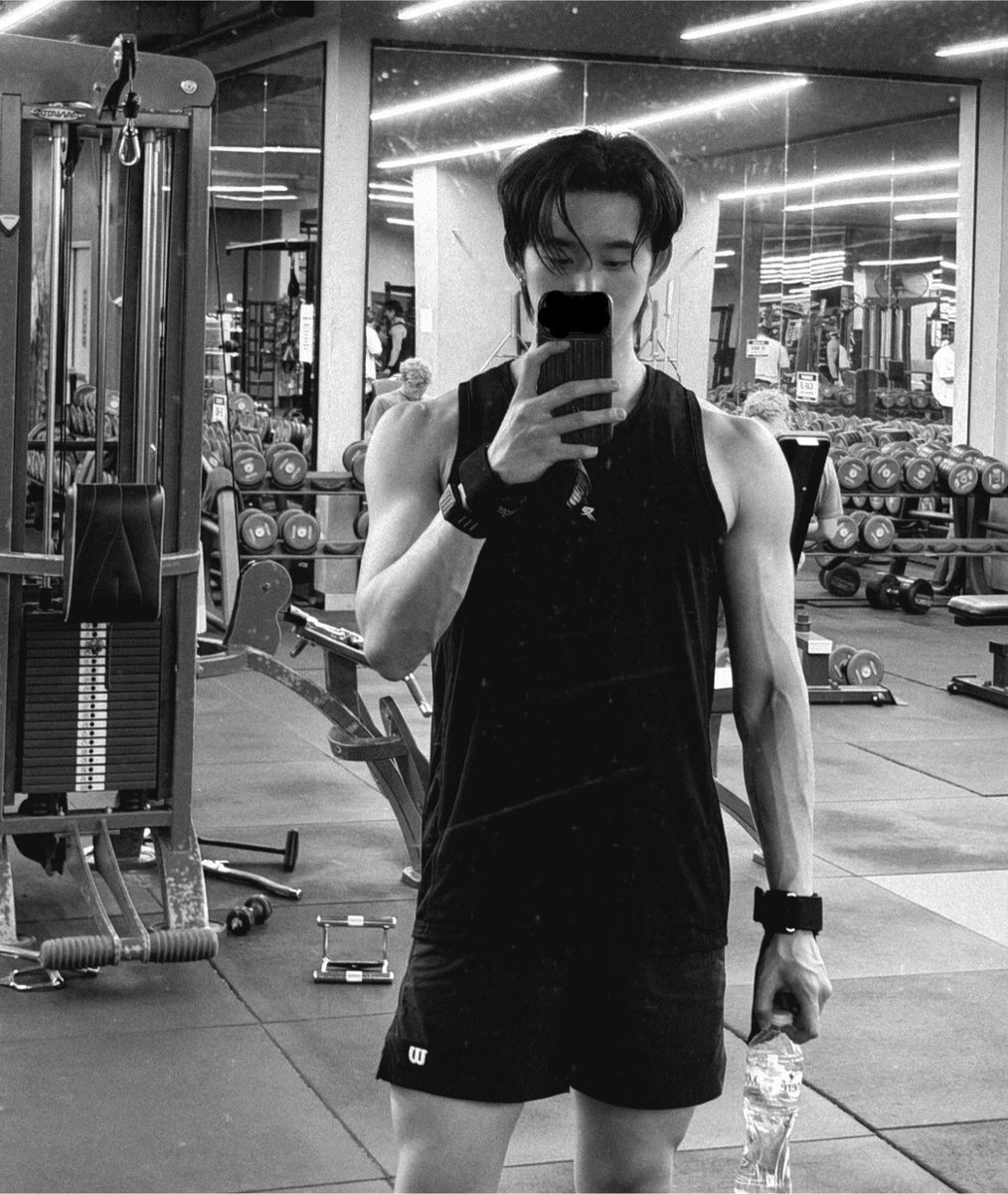 sfkkfs_'s tweet photo. หุ่นศิลปินที่กุชอบ            vs                หุ่นกุ https://t.co/SIMVw0eEsN