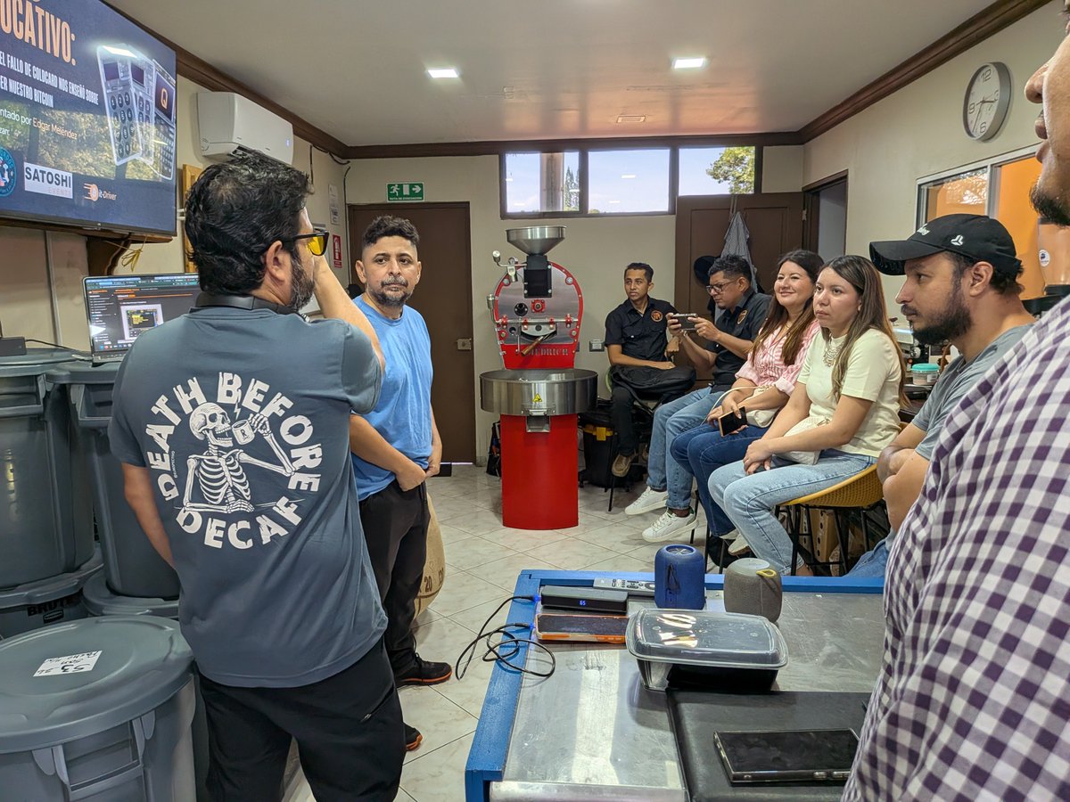 OsorioNapoleon's tweet photo. Estamos en la reunión de emergencia 🚨🚨🚨 con @SatoshiEvents

Hablando y explicando sobre lo que sucedió con Coldcard 

Taller dirigidos para salvadoreños 🇸🇻 gracias a @ronnyavendano_ y @EdG_M98 https://t.co/vIojiSpqmt