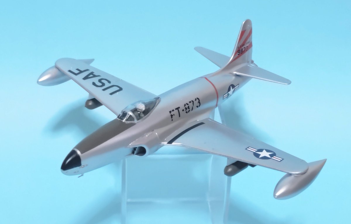 HiroMTB_windsyn's tweet photo. F-80シューティングスター。米軍初の実用ジェット戦闘機。第二次世界大戦中に開発が始まり1944年に初飛行したが、部隊配備が終戦に間に合わず、また朝鮮戦争では既に時代遅れとなっておりMiG-15に敵わなかったため、専ら対地攻撃任務に就いた。キットはエアフィックス1/72。 https://t.co/wLFsFQvWNg
