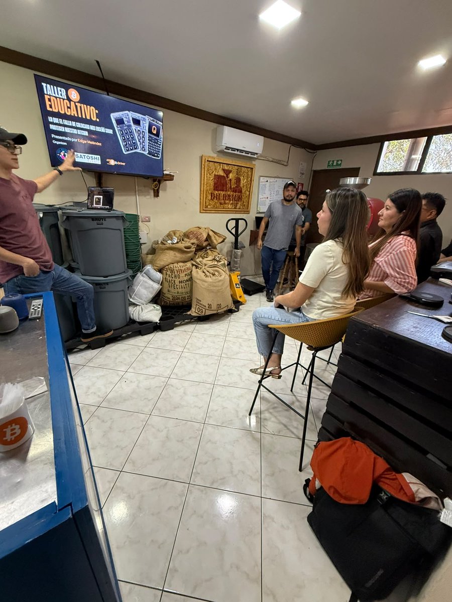 OsorioNapoleon's tweet photo. Estamos en la reunión de emergencia 🚨🚨🚨 con @SatoshiEvents

Hablando y explicando sobre lo que sucedió con Coldcard 

Taller dirigidos para salvadoreños 🇸🇻 gracias a @ronnyavendano_ y @EdG_M98 https://t.co/vIojiSpqmt