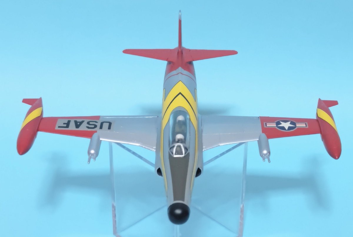 HiroMTB_windsyn's tweet photo. F-94スターファイア。夜間や悪天候下でも北極海を越えて米国に侵入してくるソ連の爆撃機を迎撃出来るよう、F-80を複座化、胴体を延長しレーダーを機首に搭載したモデル。米軍初のアフターバーナー付き戦闘機でもある。機首の機銃は主翼中央のガンポッドに移動している。キットはエレール、1/72。 https://t.co/ZoYKnvQjbh