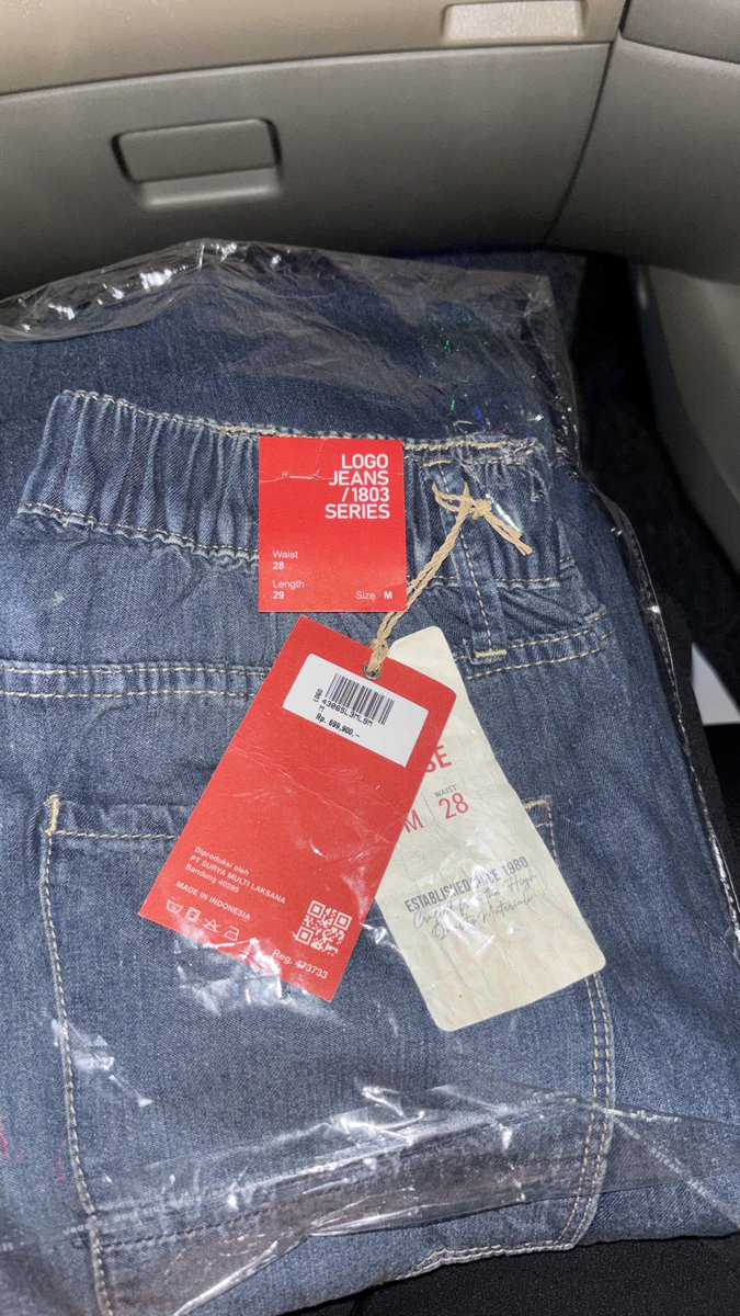 putrizilaaa's tweet photo. WTS want to sell celana LOGO Loose Jeans Camille size M lengkap Tag dan nota

Harga di store Matahari 699k disc 30% 
Aku beli di harga 490k
Aku jual di harga 460k boleh nego tipis

Bru bgt beli hri ini, dijual karna size kekecilan
🏠 Surabaya bisa oren/split pay https://t.co/r3ufVoHBtv